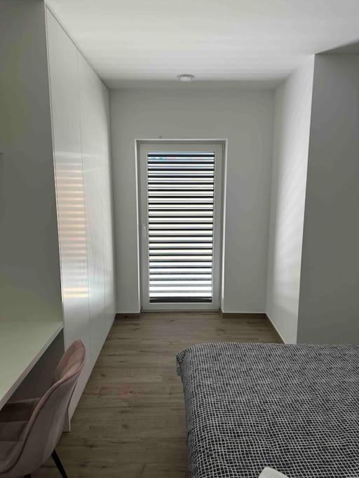 1 Bedroom Flat *