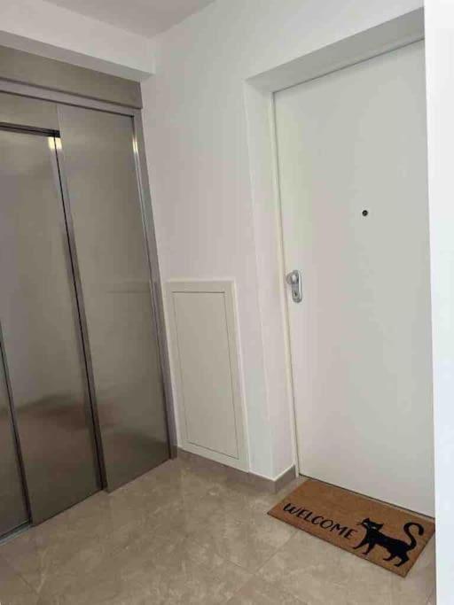 1 Bedroom Flat *